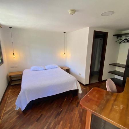 Campus Residencias Bed & Breakfast Кито Екстериор снимка